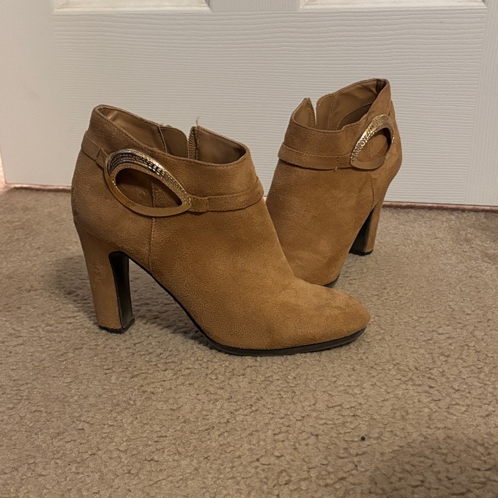 Chic Tan Heeled Boots with Gold Accent